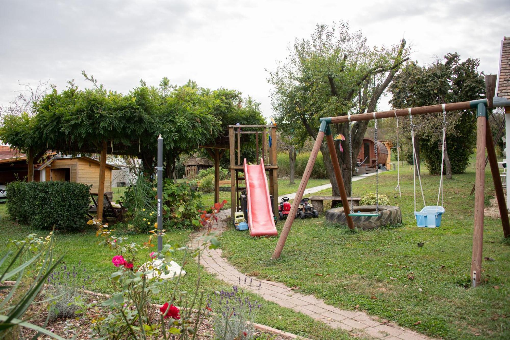 Rozmaring Vendégház Zengővárkony Esterno foto